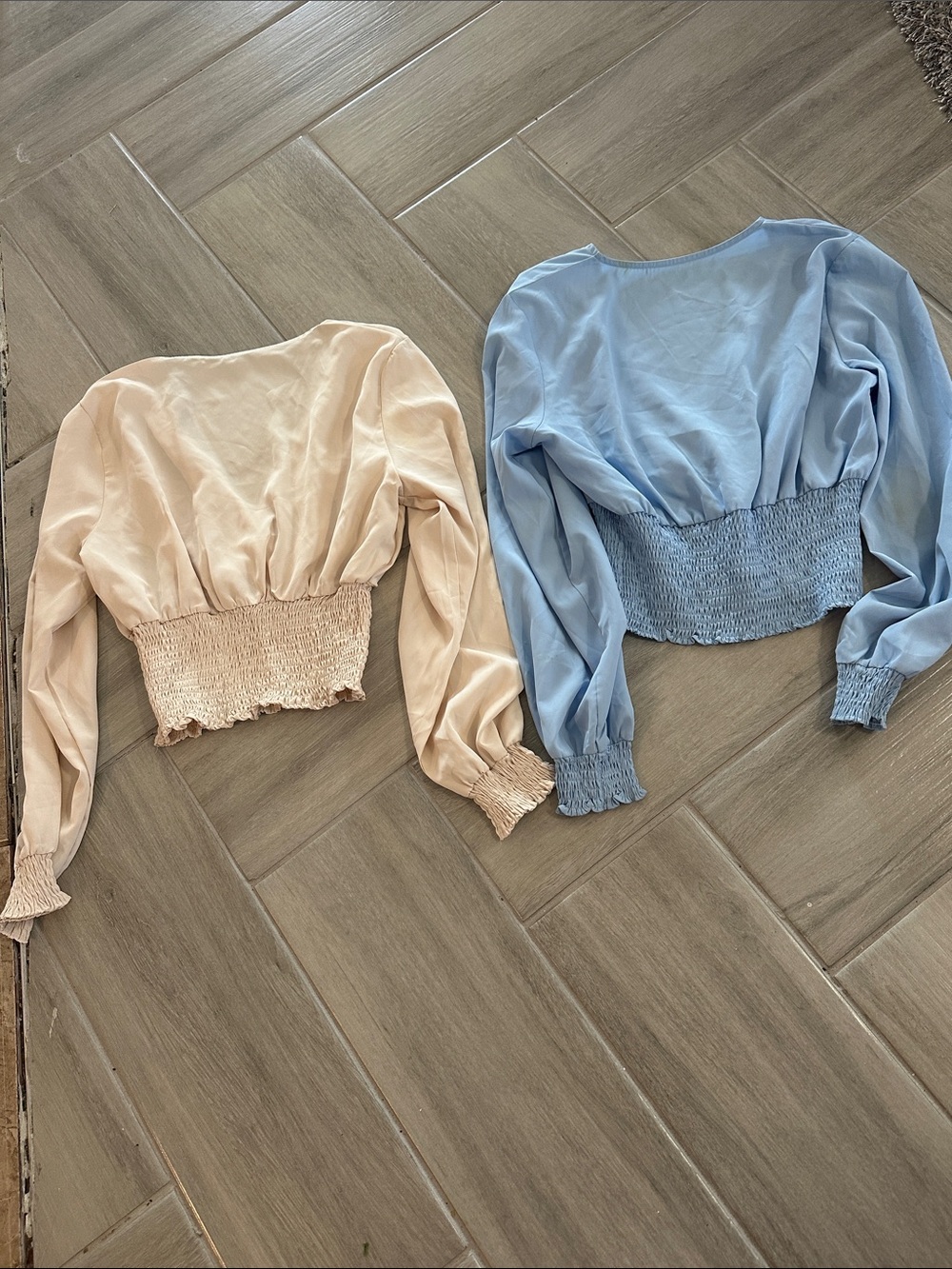 Set of 2 🤗ELEGANT Smocked V-Neck Crop Top in Peach and Light Blue - Picture 2 of 2